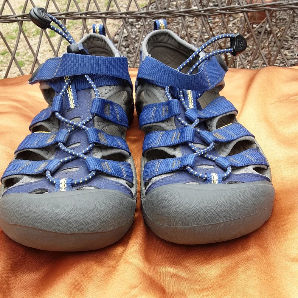 Keen Women's Outdoor Hiking Waterproof Footwear Size 6.